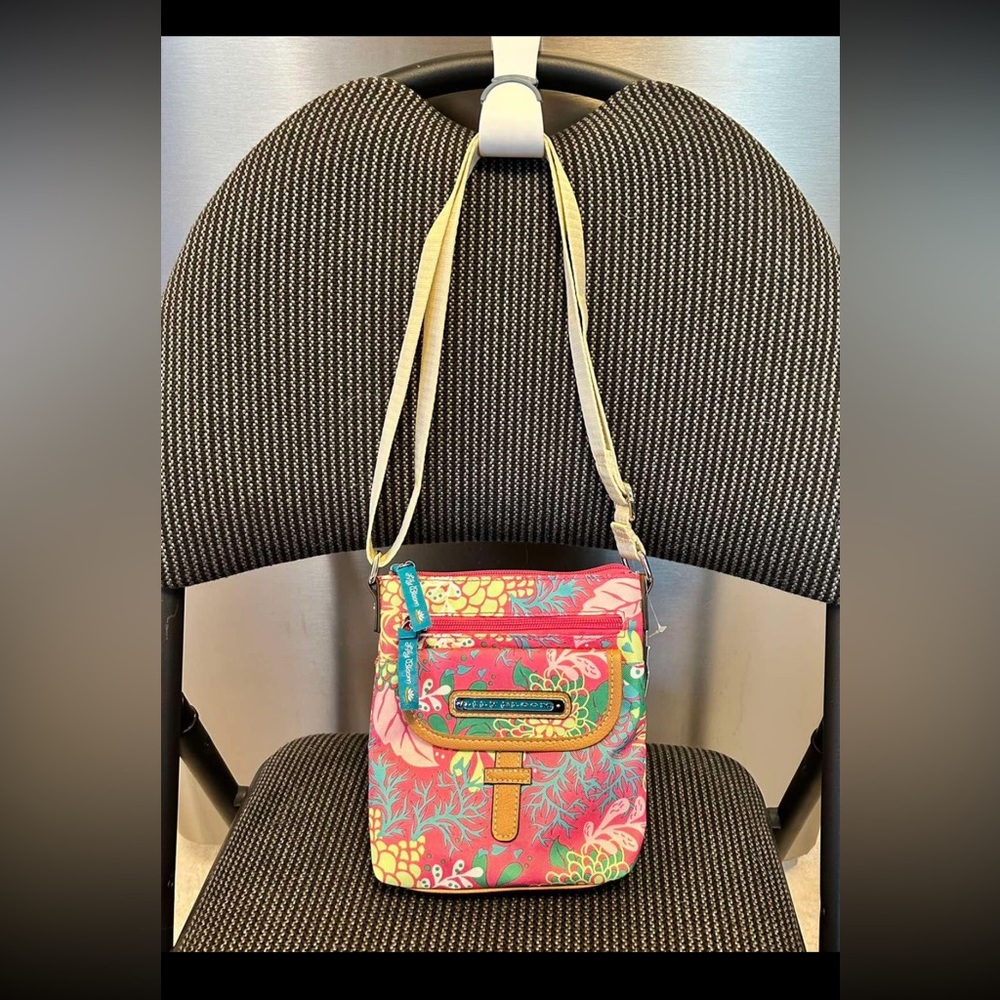 ✨✨ Lily Bloom Crossbody 8”X 7”X 2”✨✨